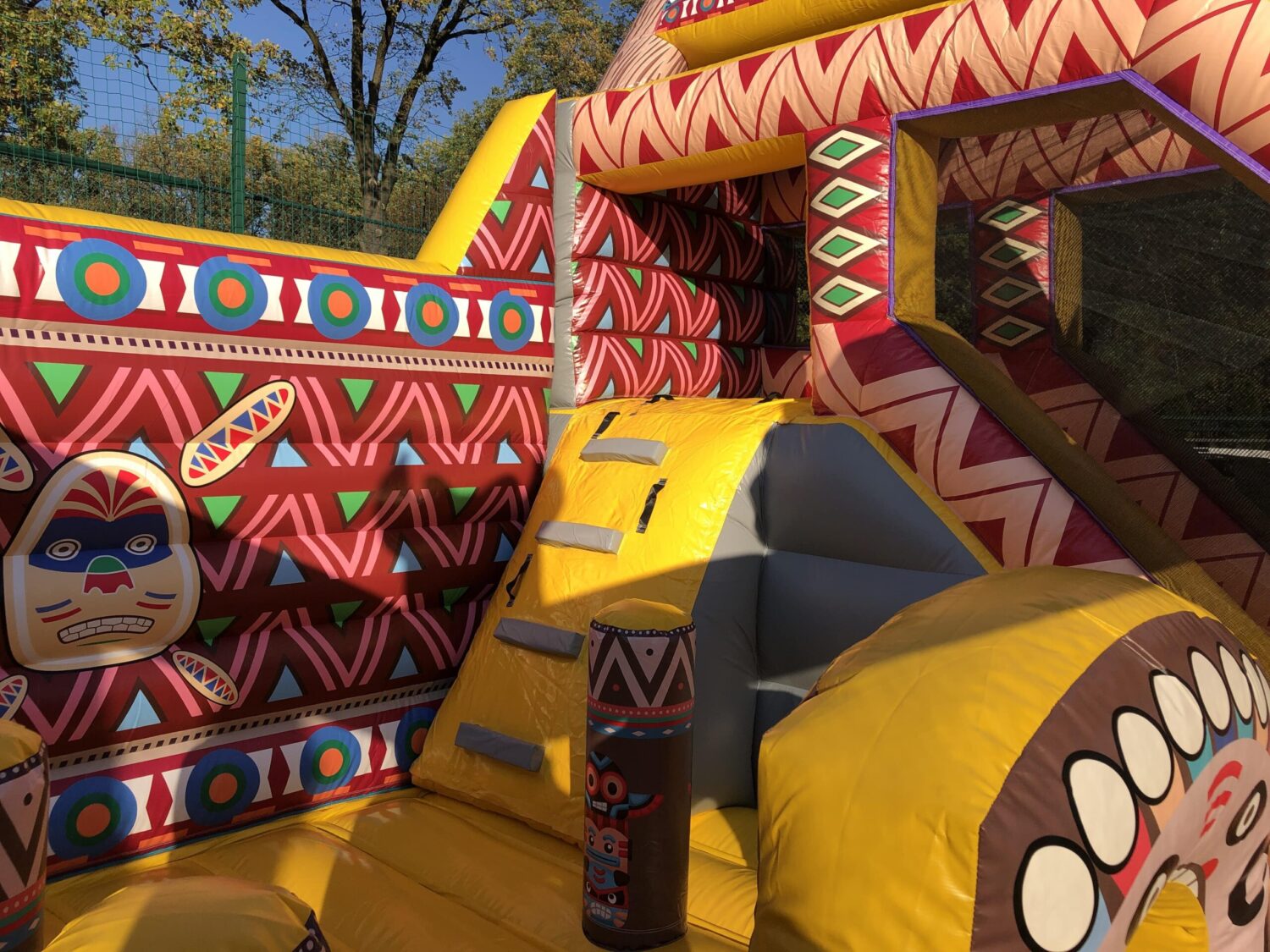 Dzieciaki bawiące się na dmuchanym zamku "Indianin"