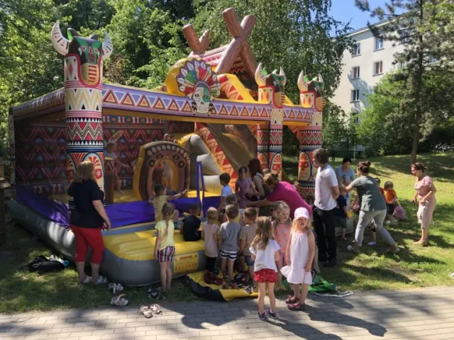 Zamek Indianin ze zjeżdżalnią