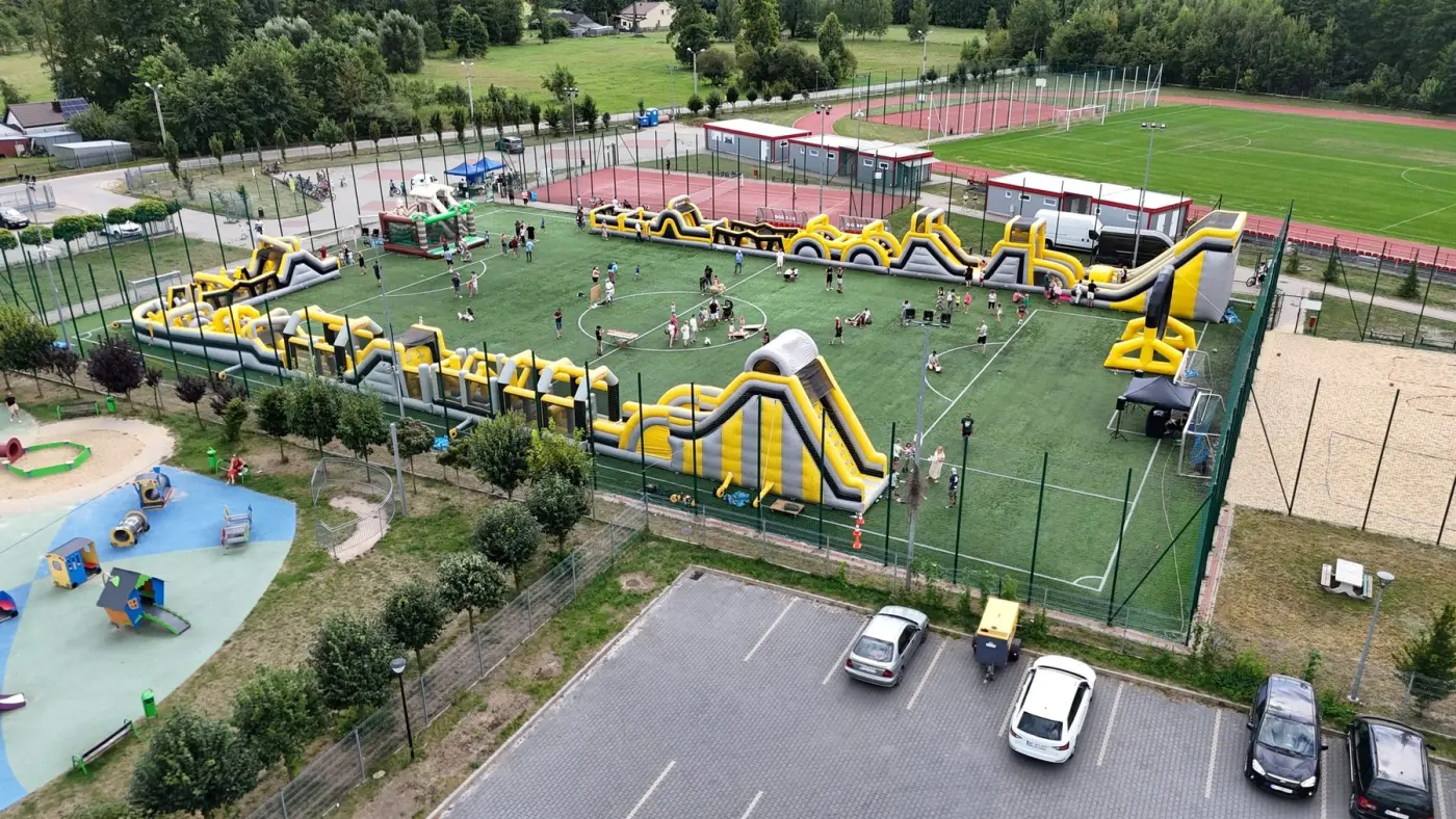 Tory przeszkód rozstawione na boisku podczas festynu